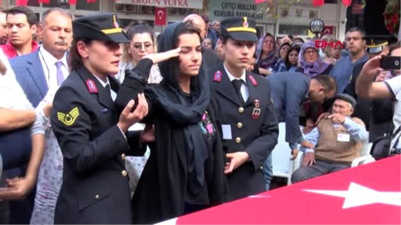 Sehit Esini Son Yolculuguna Asker Selamiyla Ugurladi