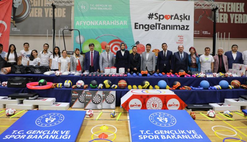 Spor Aski Engel Tanimaz sloganiyla spor malzemesi dagitildi.