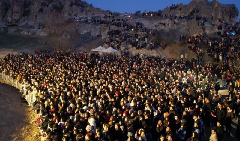 TARIHIN DERINLIKLERINDE GECE YOLCULARI ESTI.