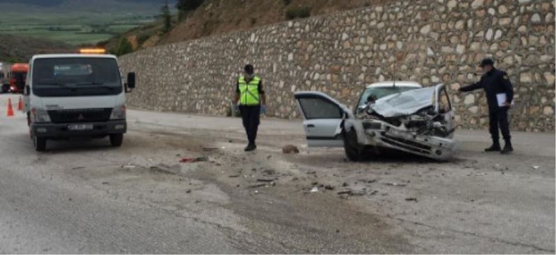 Tarim Isçilerini Tasiyan Minibüsün Otomobil Ile Çarpistigi Kazada Biri 6 Aylik Bebek 2 Kisi Öldü, 8 Kisi Yaralandi.