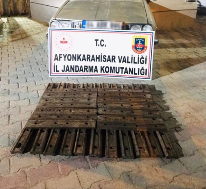 TREN RAYLARINI ÇALAN 3KISI JANDARMADAN KAÇAMADI