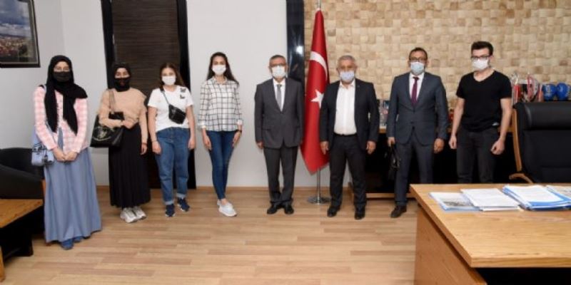 ZEYBEK BASKAN’IN DESTEKLERIYLE 80 ÖGRENCI ÜNIVERSITELI OLDU